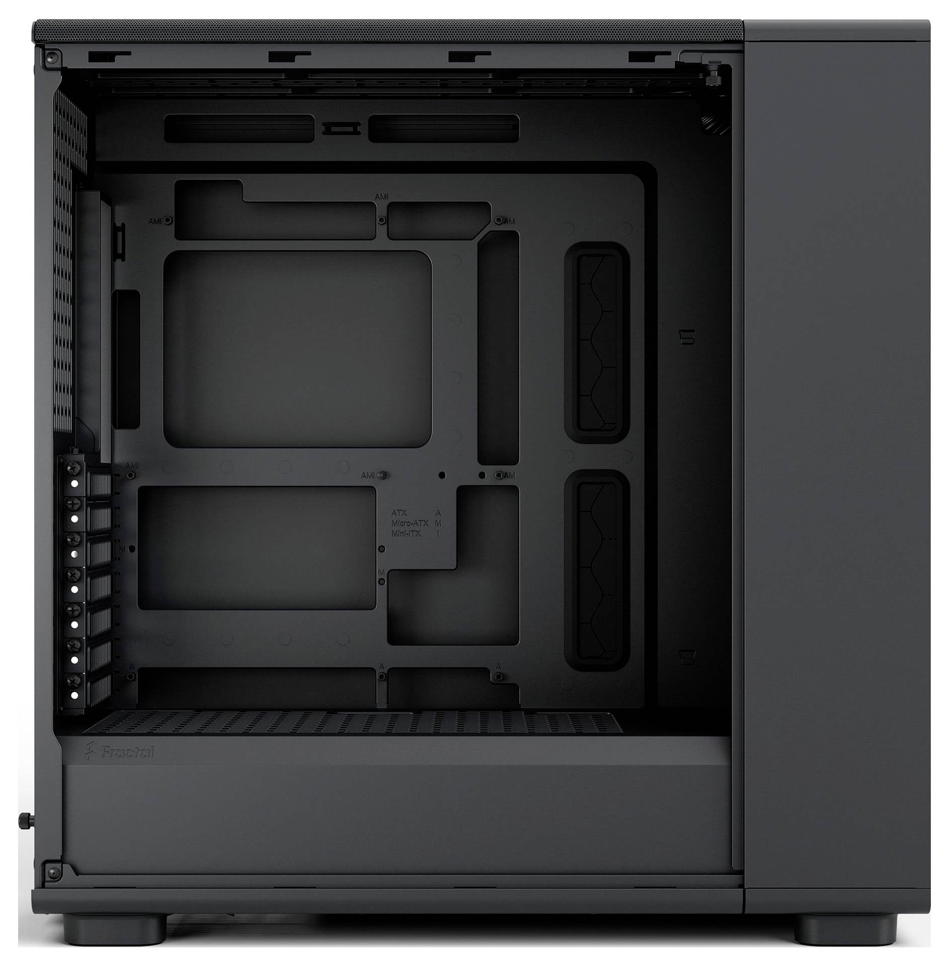 Ein schwarzes Computergehäuse von der Seite betrachtet, das ein leeres Inneres mit Steckplätzen für Komponenten und Kabelmanagement-Funktionen zeigt.