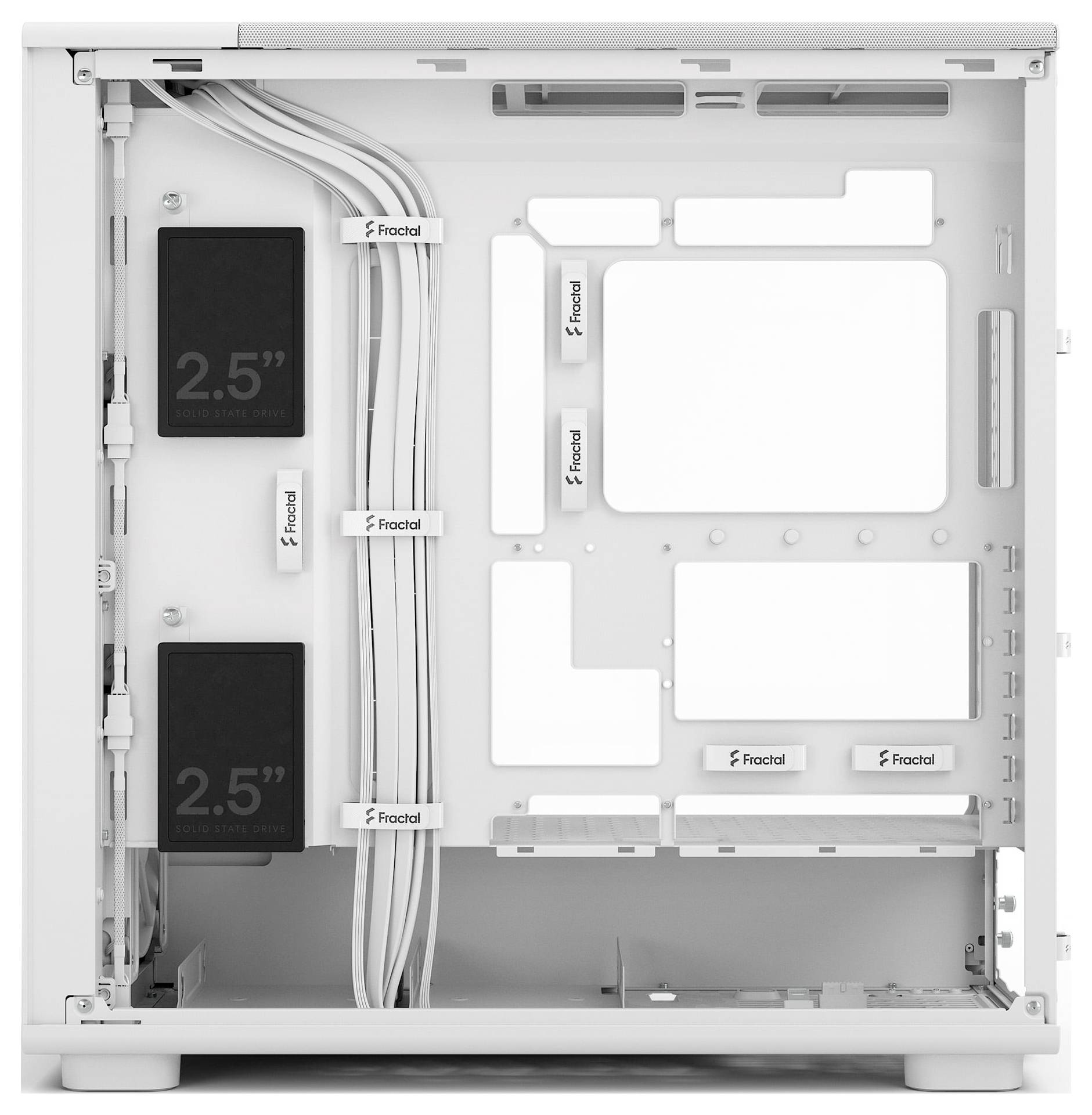 'Inneres eines weißen Computergehäuses mit vorbildlicher Kabelführung und SSD-Halterungen an der Seite. Markenaufkleber mit der Aufschrift 'Fractal' sind sichtbar.'