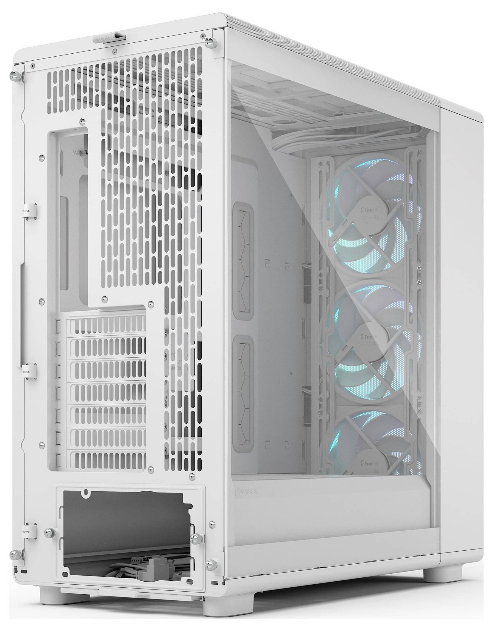 Ein weißes Computergehäuse mit transparenter Seitenwand, die drei beleuchtete interne Lüfter zeigt, geeignet zur Präsentation von Computerhard­ware-Setups.