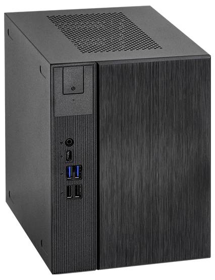 Ein Förderband transportiert einen Karton in einem großen, hell erleuchteten Lagerhaus mit Regalen, die im Hintergrund mit ähnlichen Kartons gefüllt sind.