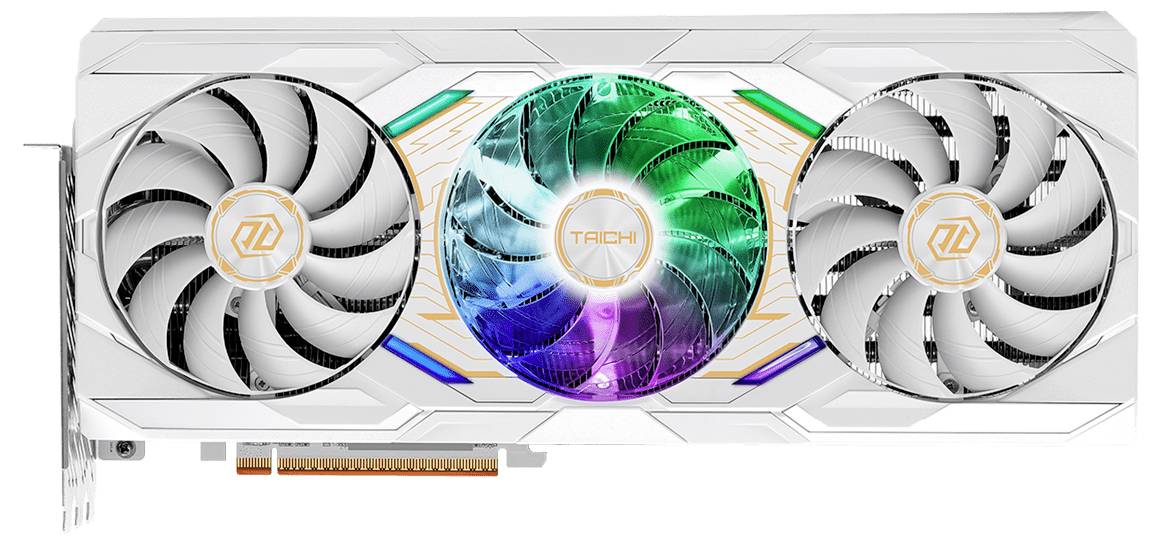 Eine weiße Grafikkarte mit drei Lüftern, der mittlere Lüfter mit mehrfarbigen LED-Lichtern beleuchtet, und dekorative Muster um sie herum.