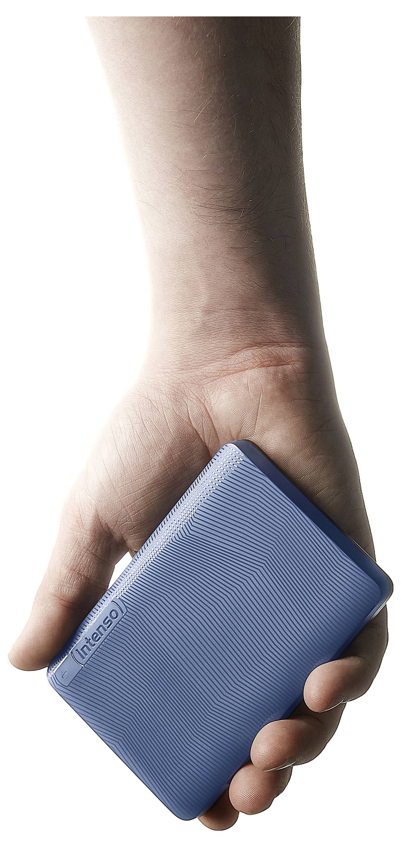 Eine Hand, die ein kleines, blaues Gerät mit strukturierter Oberfläche hält, auf dem der Markenname 