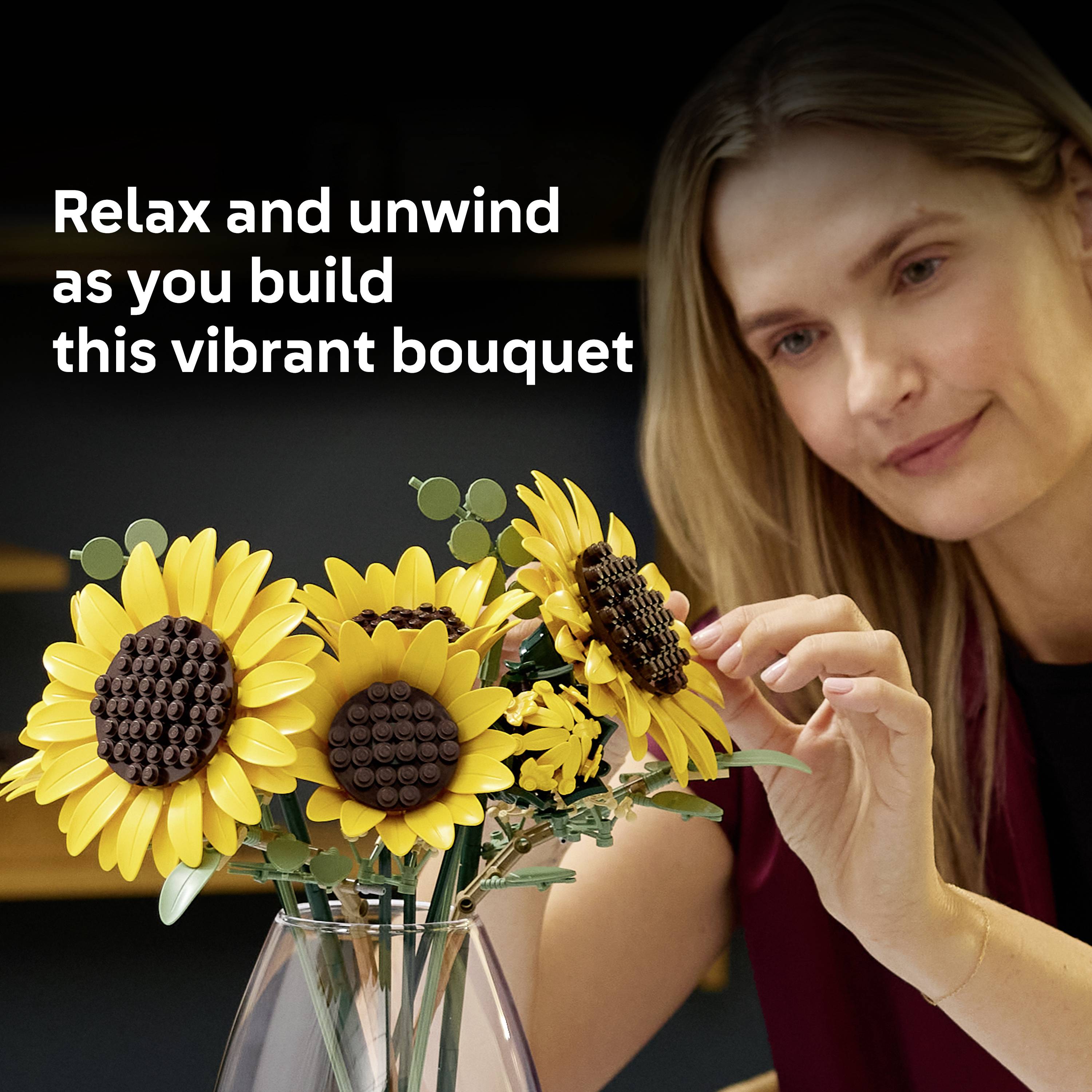 Eine Frau arrangiert einen Sonnenblumenstrauß in einer Vase. Der Text lautet „Entspannen Sie sich und entschleunigen Sie, während Sie diesen lebendigen Strauß zusammenstellen.