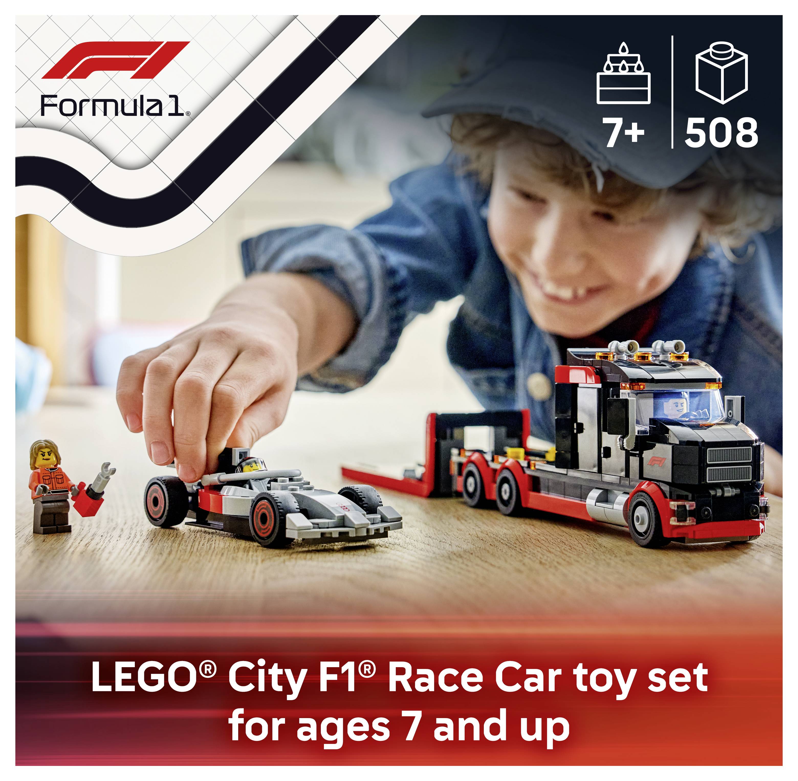 Ein Kind spielt mit einem LEGO City Formel-1-Rennwagen-Spielset, das ein Rennfahrzeug, einen Transportlastwagen und eine Figur enthält. Empfohlen für Kinder ab 7 Jahren.