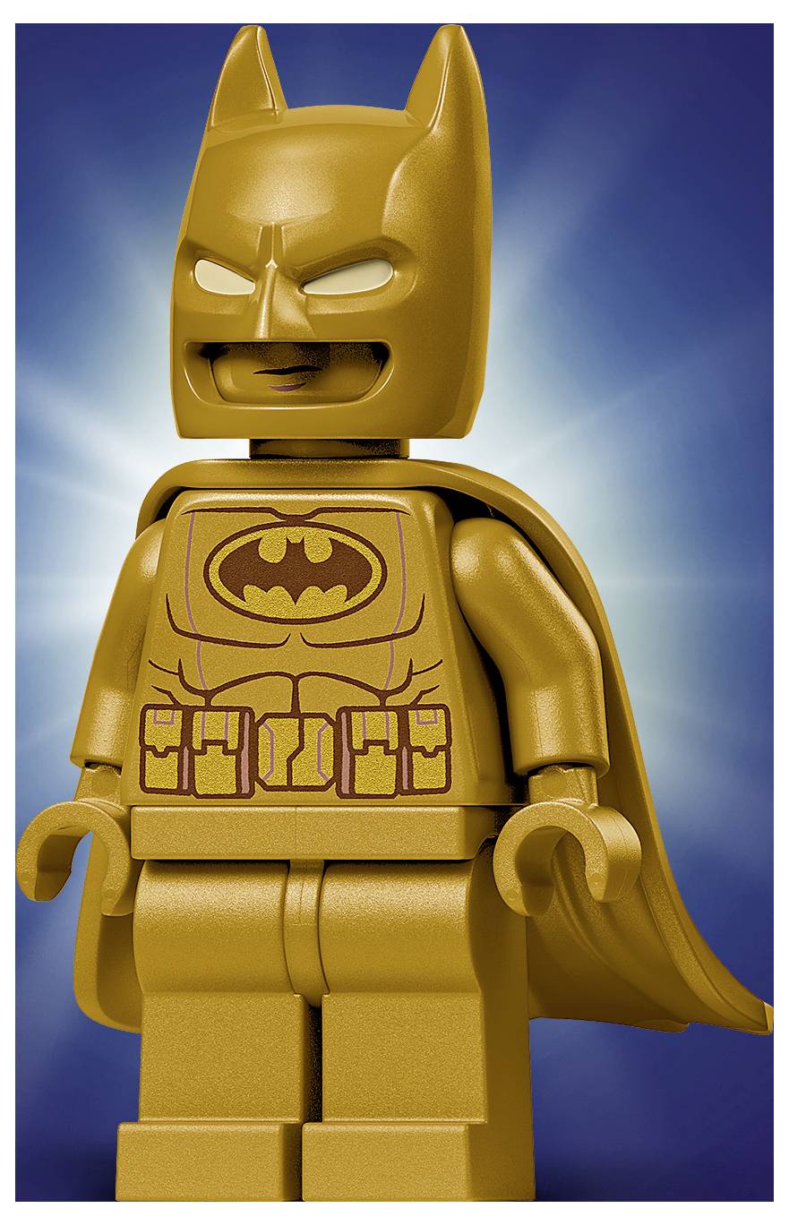 Eine goldfarben LEGO-Figur eines Superhelden mit einem Fledermaus-Symbol auf der Brust, stehend vor einem blauen Farbverlauf-Hintergrund.
