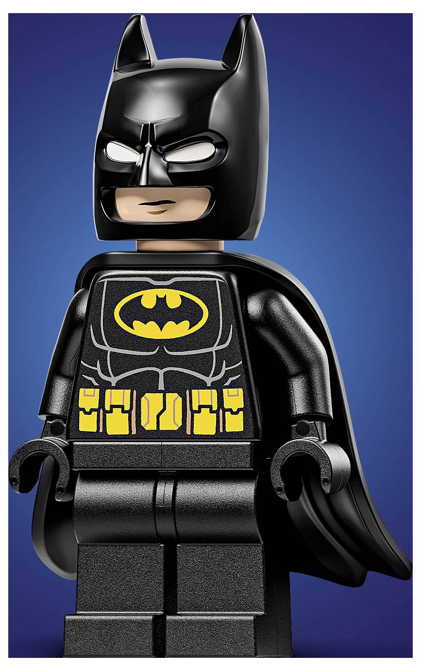 LEGO-Figur gekleidet als Superheld mit schwarzem Umhang und Maske, mit einem gelben Fledermaus-Emblem auf der Brust.