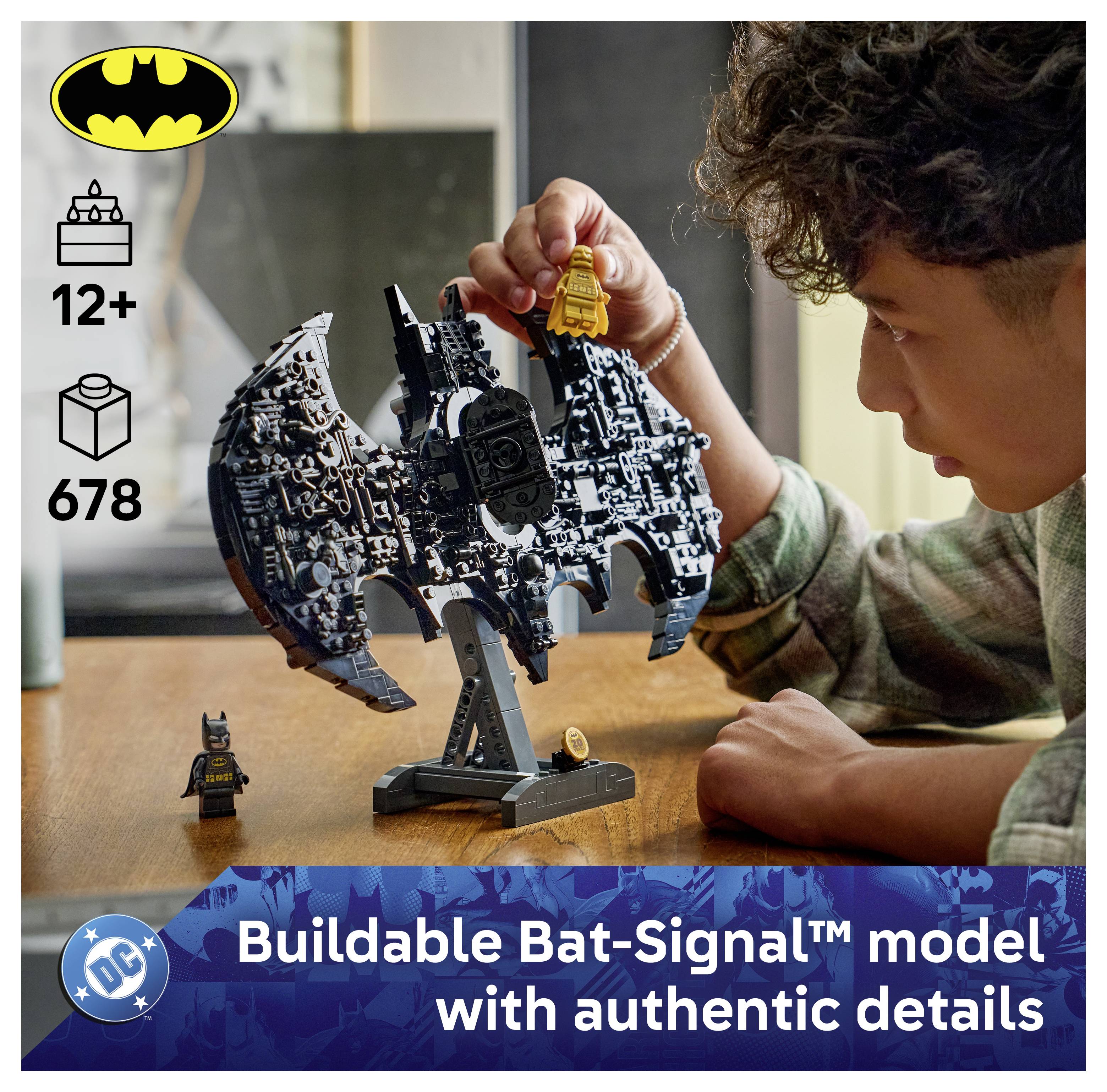 Eine Person, die ein detailliertes Bat-Signal-Modell aus 678 Teilen zusammensetzt, geeignet für Altersgruppen ab 12 Jahren. Offizielle DC Batman-Merchandise.