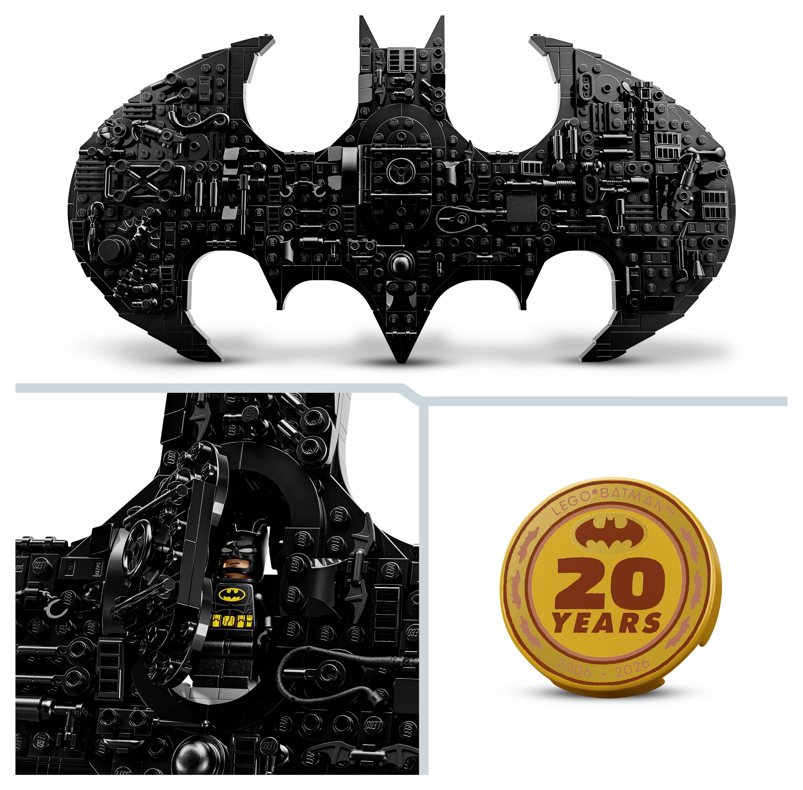 Ein schwarzes Lego Batwing-Modell mit aufwendigen Details. Eingefügte Nahaufnahme des Cockpits mit '20 Years'-Emblem mit dem Batman-Logo.