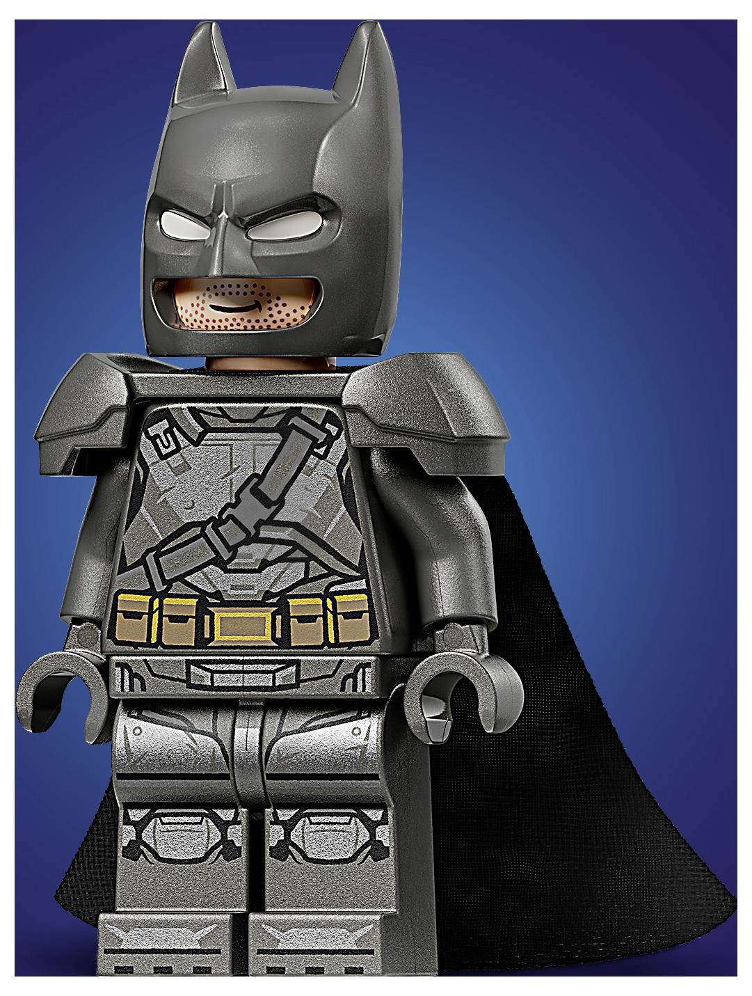 Eine LEGO-Figur, die einem Superhelden mit einer fledermausähnlichen Maske und einem Umhang ähnelt, in einem grauen Anzug mit einem Utilitätsgürtel, vor blauem Hintergrund stehend.