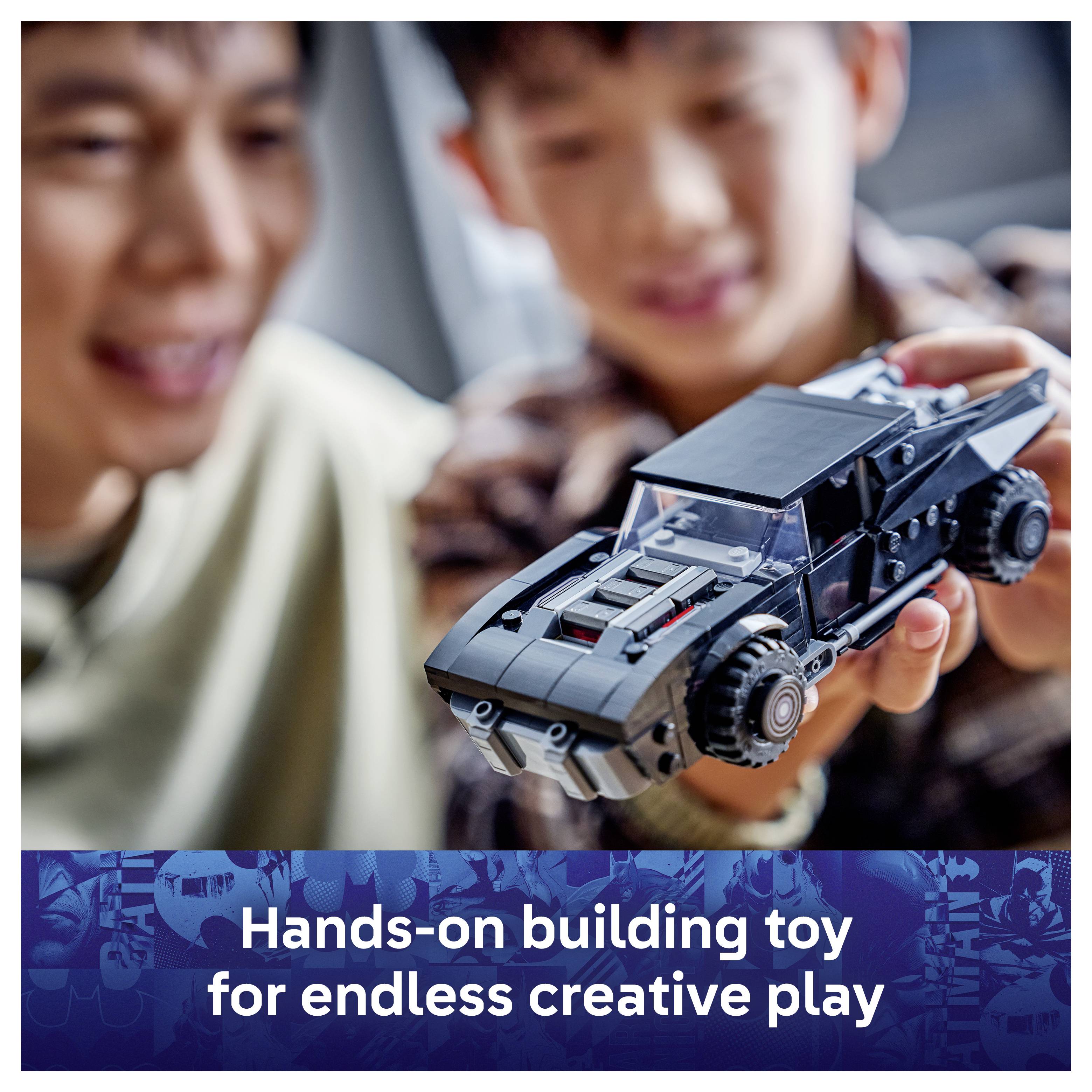 Ein silberner Schlüsselanhänger zeigt Bilder: ein Gartenhäuschen, ein Vorhängeschloss, ein Türschloss, eine Haustür mit Treppen und ein Garagentor, die Sicherheitslösungen suggerieren.