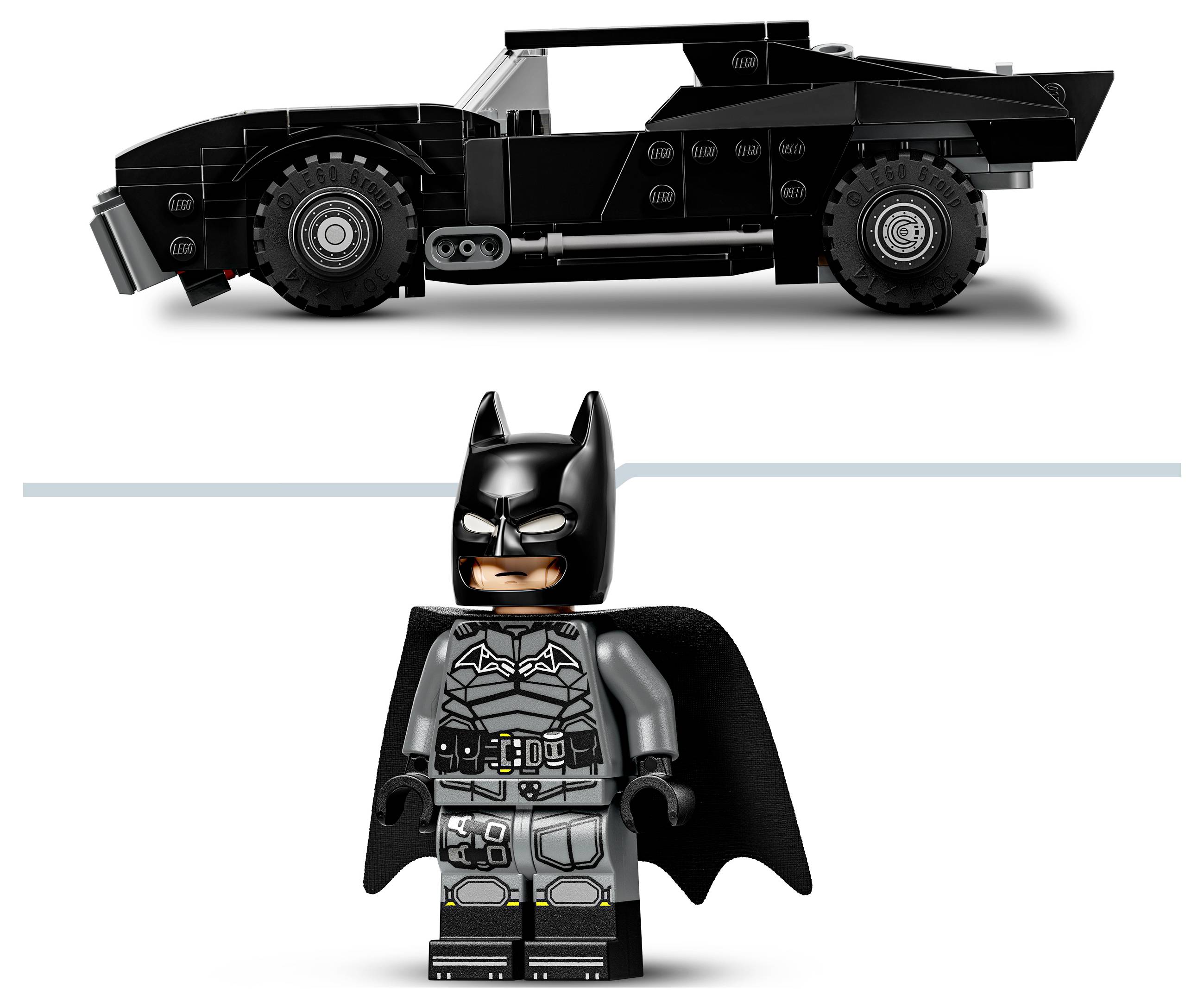 LEGO-Set-Verpackung mit einer kugelförmigen LEGO-Konstruktion, die sich öffnet und ein detailliertes Stadionmodell im Inneren enthält.