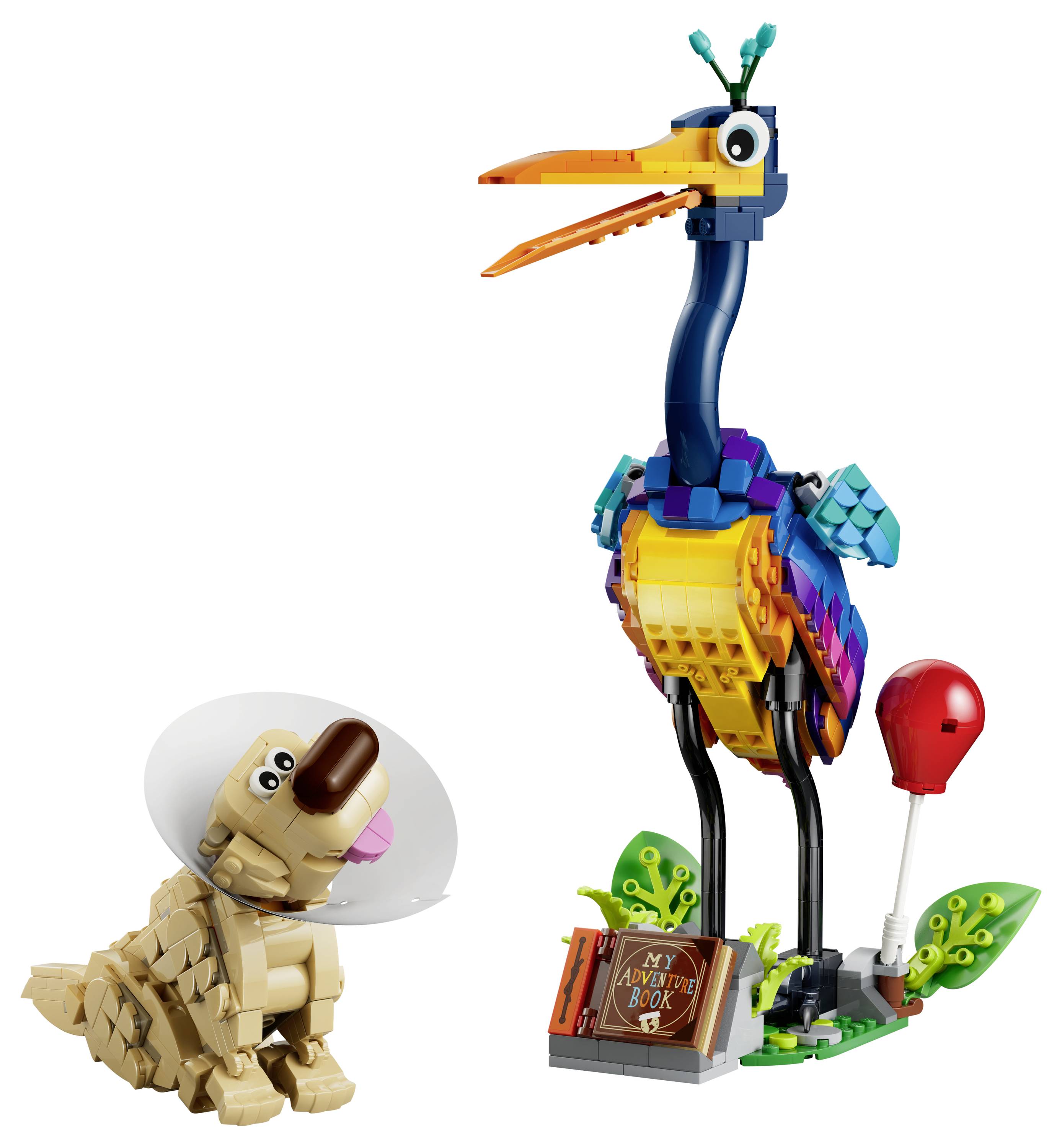 Ein farbenfroher, großer Vogel aus LEGO-Steinen steht neben einem kleinen braunen Hund mit einem Schutzhalskragen, beide aus LEGO-Teilen gebaut.