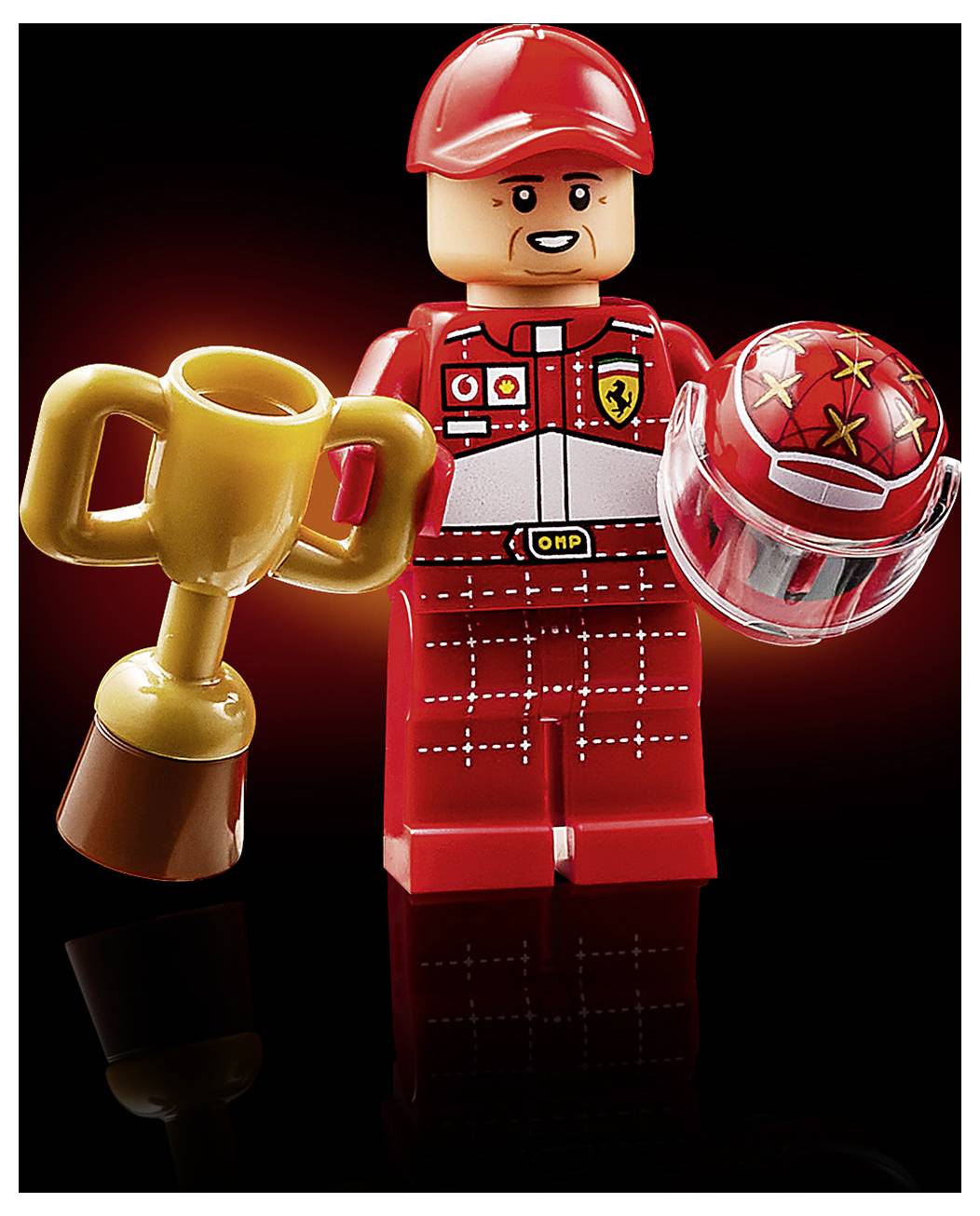 Eine LEGO-Figur in einem roten Rennanzug hält eine Trophäe und einen Helm, mit Ferrari-Logos und einem lächelnden Gesichtsausdruck, vor schwarzem Hintergrund.
