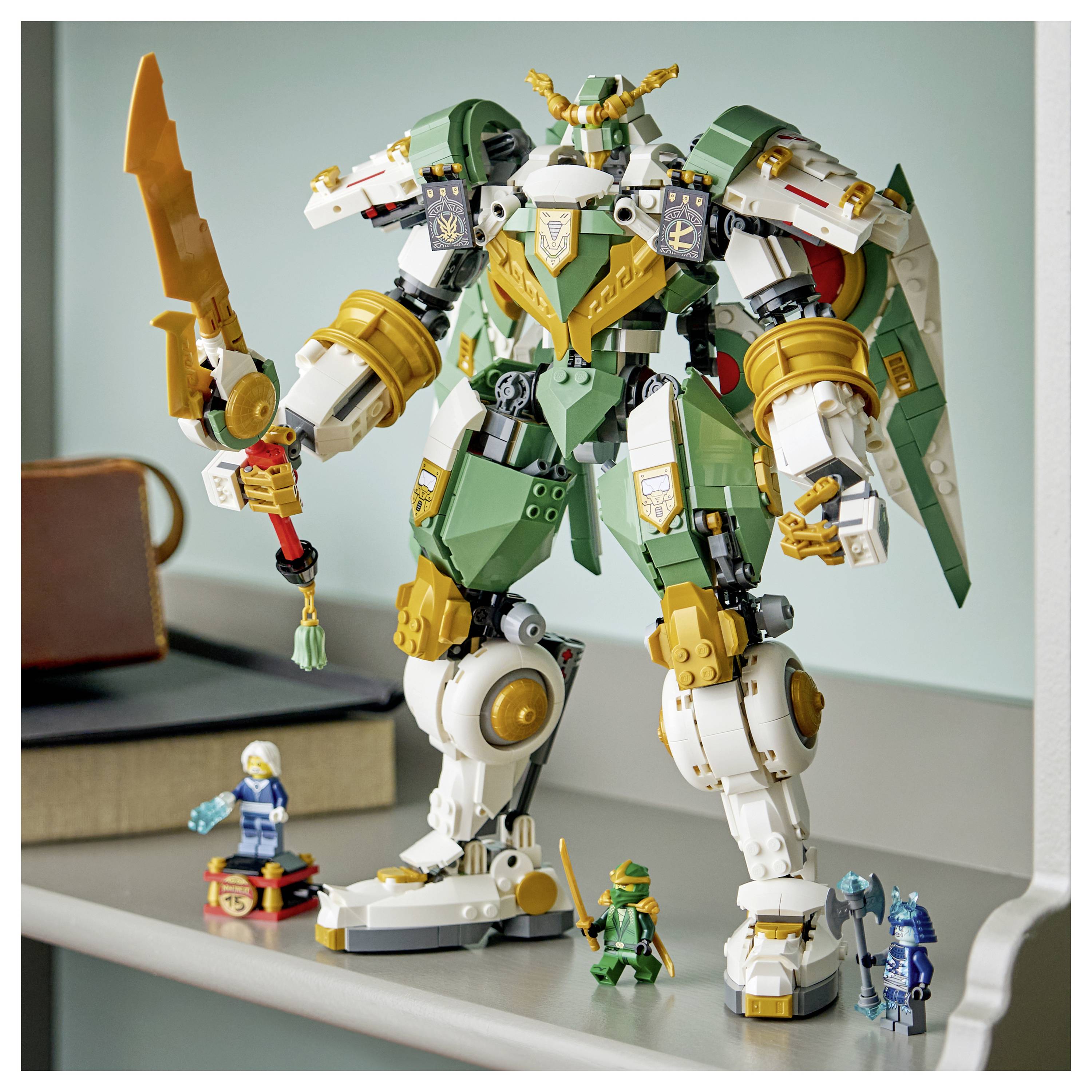 Großes grünes und weißes Roboterspielzeug mit einem Schwert, umgeben von kleineren Actionfiguren auf einem Regal, was eine verspielte Szene andeutet.