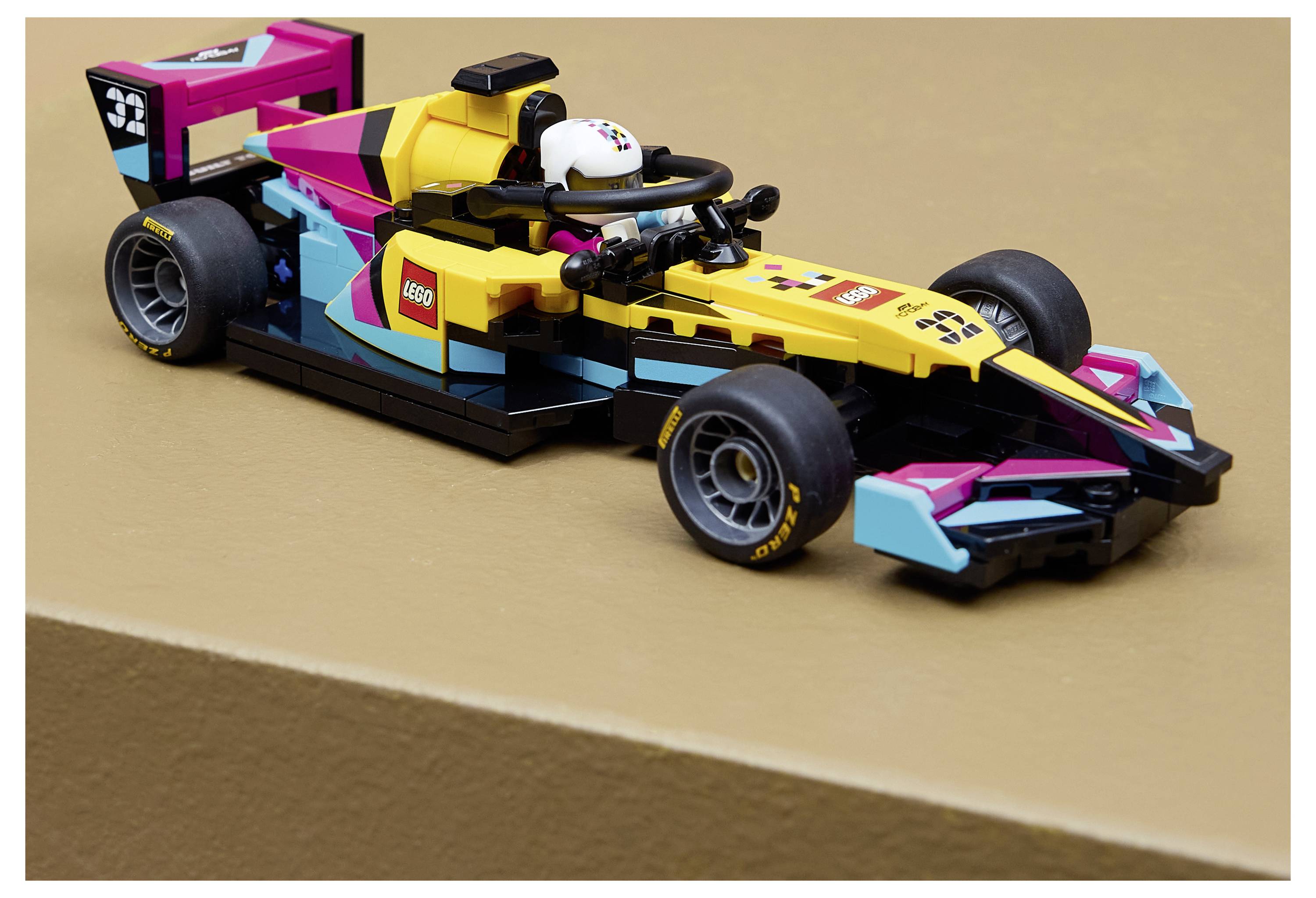 Ein farbenfroher Lego-Formel-1-Rennwagen aus verschiedenen leuchtend bunten Teilen, mit detaillierten Komponenten und einer helmtragenden Figur im Cockpit.