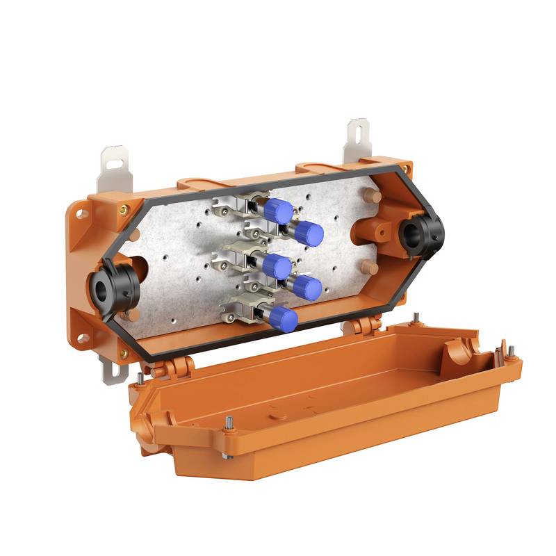 Explosionszeichnung einer orangefarbenen elektrischen Verteilerdose mit offener Abdeckung, die die interne Metallplatte, Klemmen für die Verdrahtung und Kabelanschlüsse zeigt.