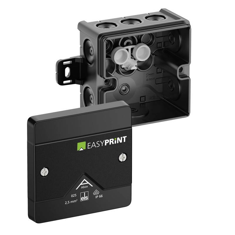 Schwarze EasyPrint-Elektroinstallationsdose mit abnehmbarem Deckel, offen gezeigt, um interne Leitungsanschlüsse und Montagebügel freizulegen.