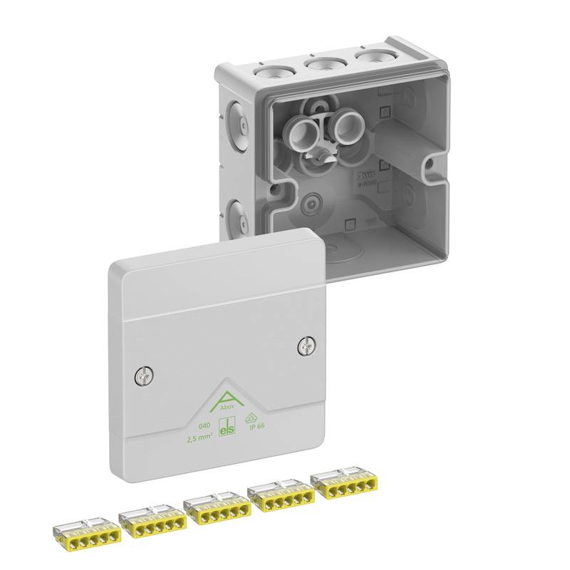 Elektriker inspiziert eine offene, an der Wand montierte Elektroverteilerdose mit freiliegenden Drähten.