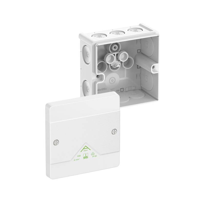 Weiße elektrische Wanddose mit Abdeckplatte, offen dargestellt mit internen Leitungsöffnungen und Verdrahtungsraum, isoliert auf weißem Hintergrund.