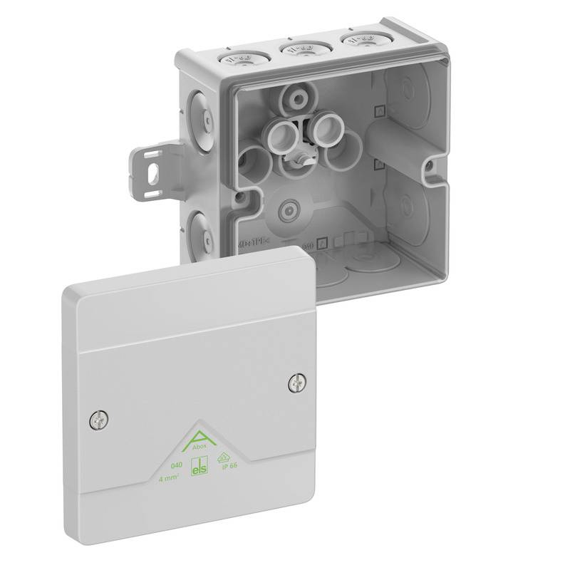 Graue elektrische Verteilerdose mit offenemsm Verdrahtungsbereich und angebrachtem Deckel, in Produktstil auf weißem Hintergrund dargestellt.