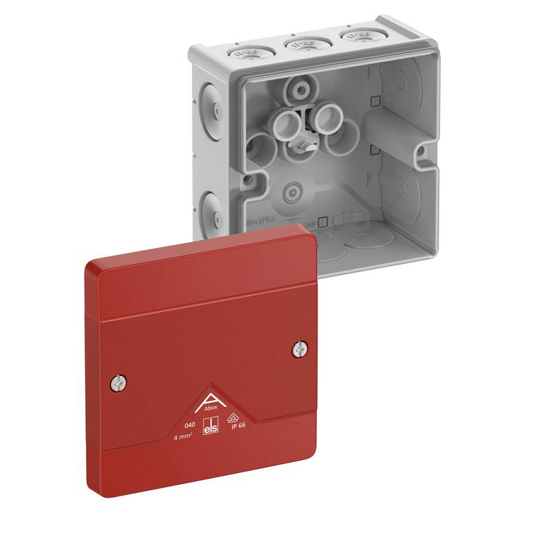 Rotes Deckel einer elektrischen Verteilerdose vor einer grauen Kunststoff-Elektroinstallationsdose, zeigt ein offenes Gehäuse für die Verkabelung.