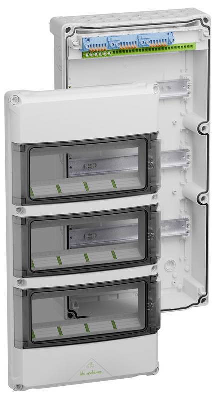 Weiße elektrische Schaltanlage mit drei transparenten Schwingtüren, die interne Befestigungsschienen und eine obere Reihe von Anschlüssen enthüllen.