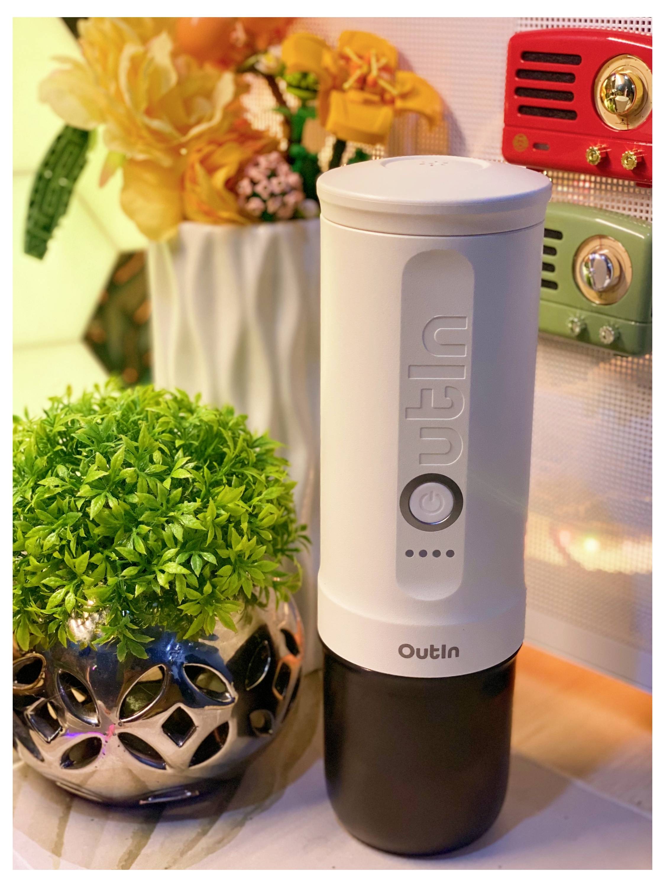 Ein weißer tragbarer Mixer mit der Aufschrift „Outln