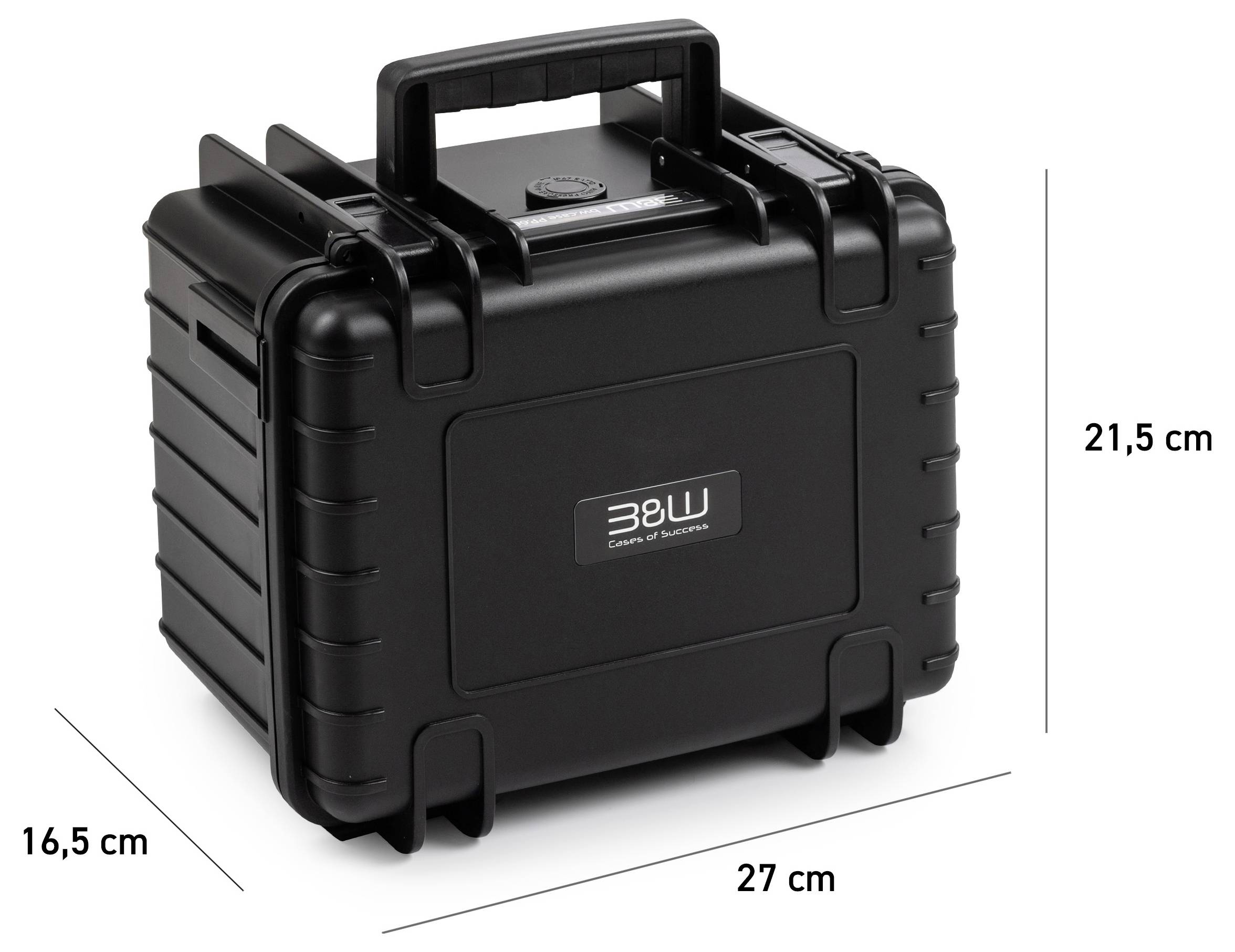 Ein Florist in einer grünen Schürze schneidet die Stängel eines Blumenstraußes mit einer Schere ab und bereitet ihn zur Anordnung in einem Ladengeschäft vor.