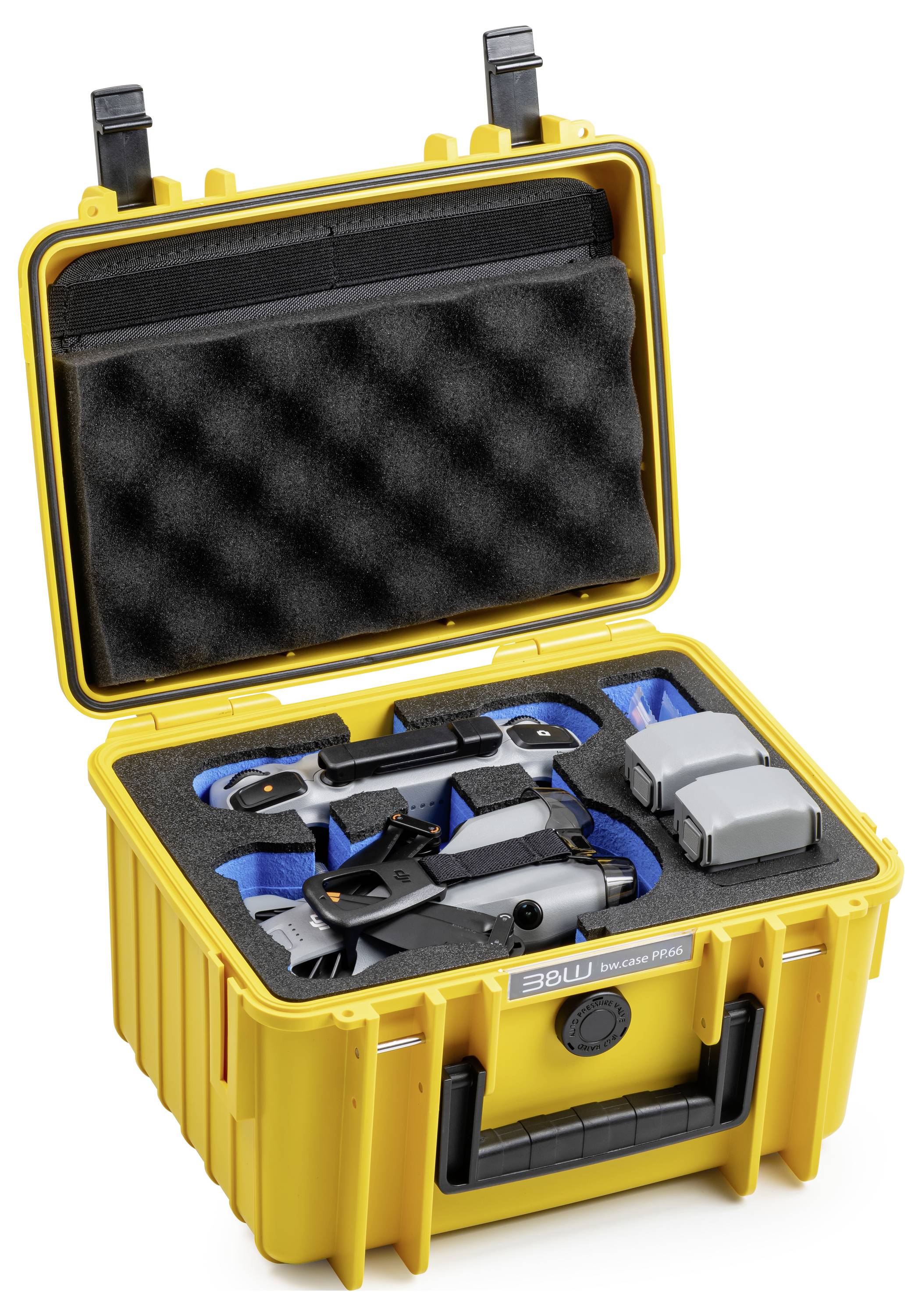 Ein gelbes Schutzgehäuse enthält eine kompakte Drohne mit eingeklappten Propellern, Ersatzbatterien und Zubehör, bereit für Transport oder Lagerung.