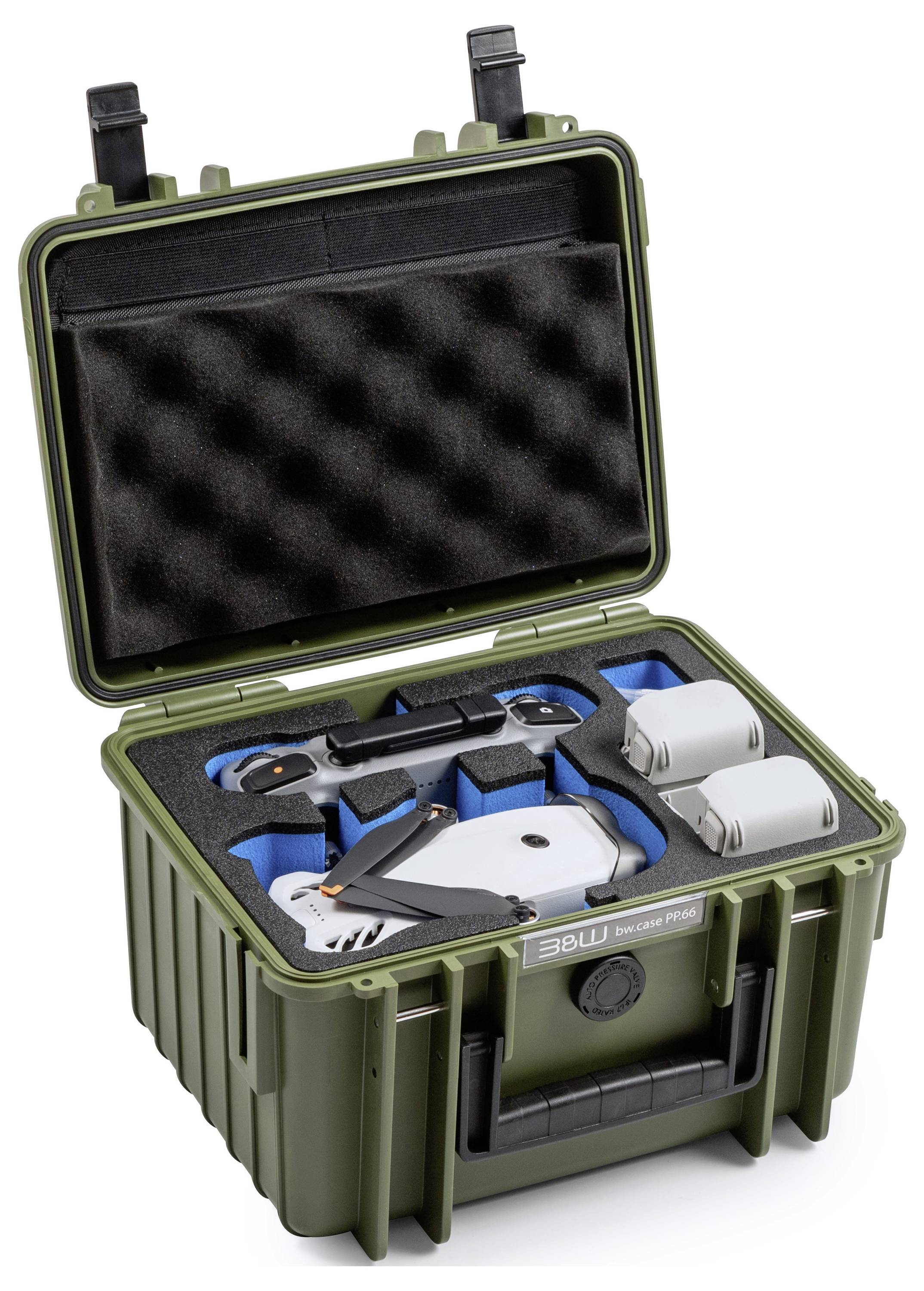 Offene grüne Hartschalenbox mit einer Drohne, Fernsteuerung und zwei Batterien in custom Schaumstoff-Einlage.
