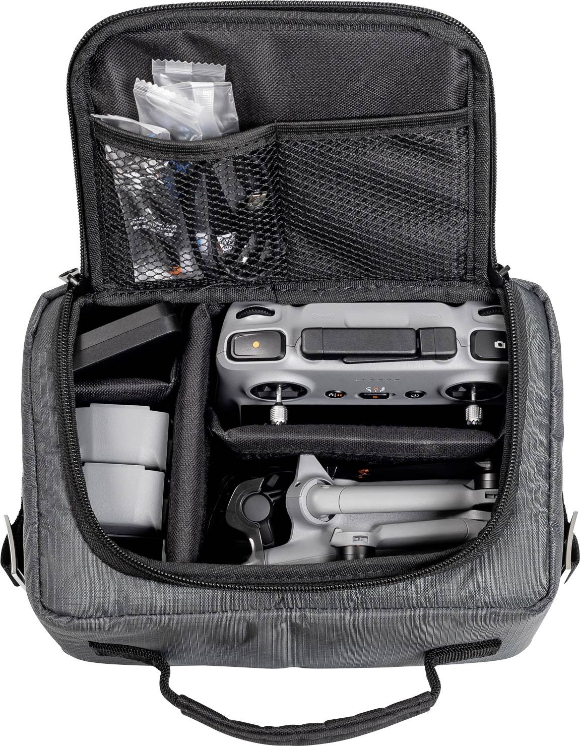 Ein schwarzer Transportkoffer für eine Drohne, geöffnet, um Fachteile zu zeigen, die einen Drohnencontroller, Batterien und Zubehör enthalten.