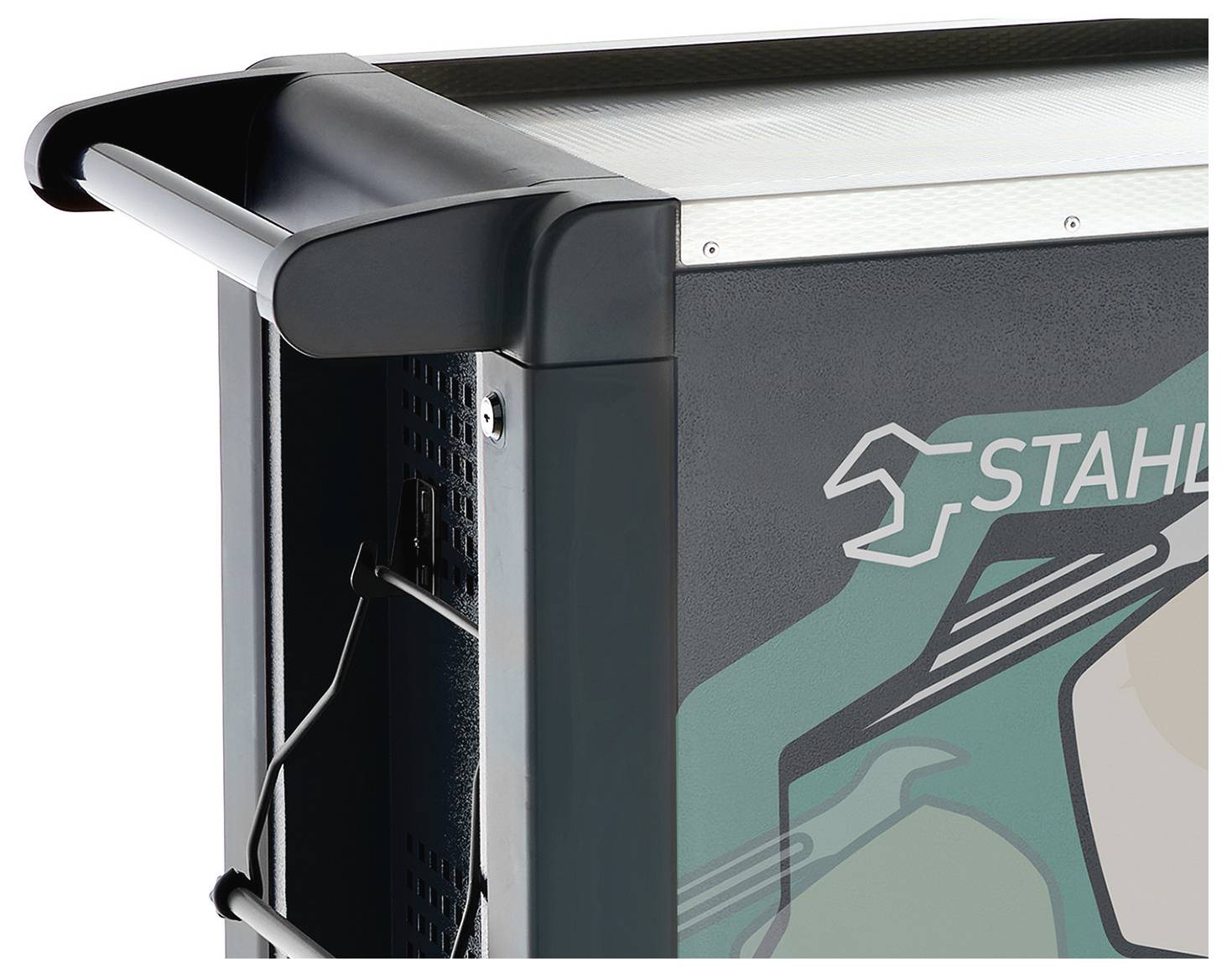 Seitenansicht eines Metall-Nutzwagens mit Griff, mit einem stilisierten Design auf der Seitenwange. Das Bild betont die robuste Konstruktion des Wagens.