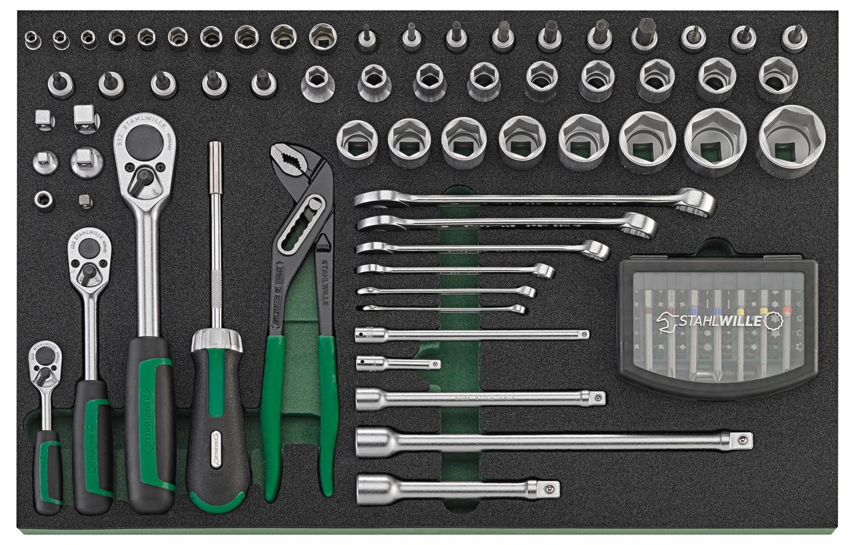 Ein Satz verschiedener Schraubenschlüssel, Ratschenschlüssel und Stecknüsse, die in einem schaumstoffgepolsterten Tablett organisiert sind, mit einer kleinen Schachtel Bits.