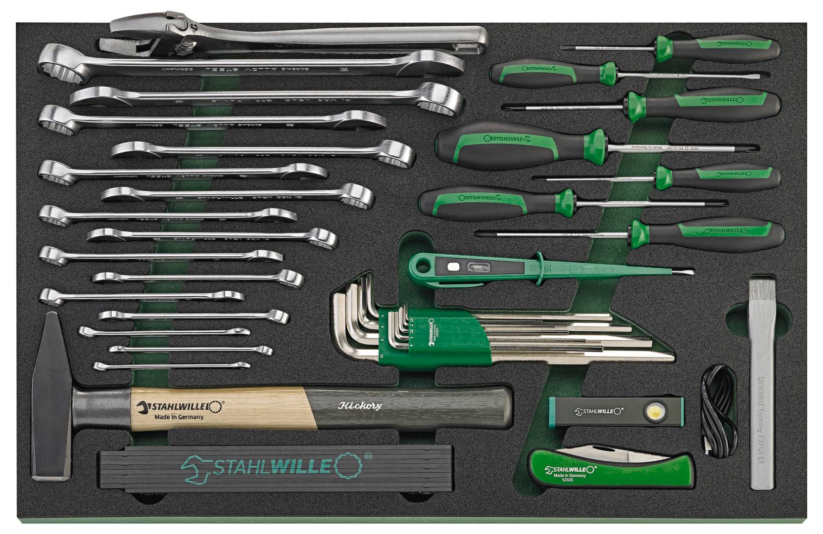 Eine schwarze Strickmütze mit türkisfarbener Stickerei eines Skeletts, das Werkzeuge hält, mit dem Text „Best tools ever die.