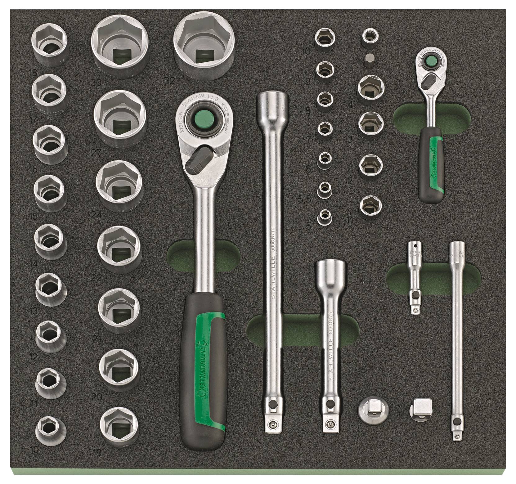 Ein Satz Steckschlüssel und Zubehör, organisiert in einem Schaumstoff-Tablett. Umfasst verschiedene Steckschlüsselgrößen, Ratschenschlüssel und Verlängerungsstangen.