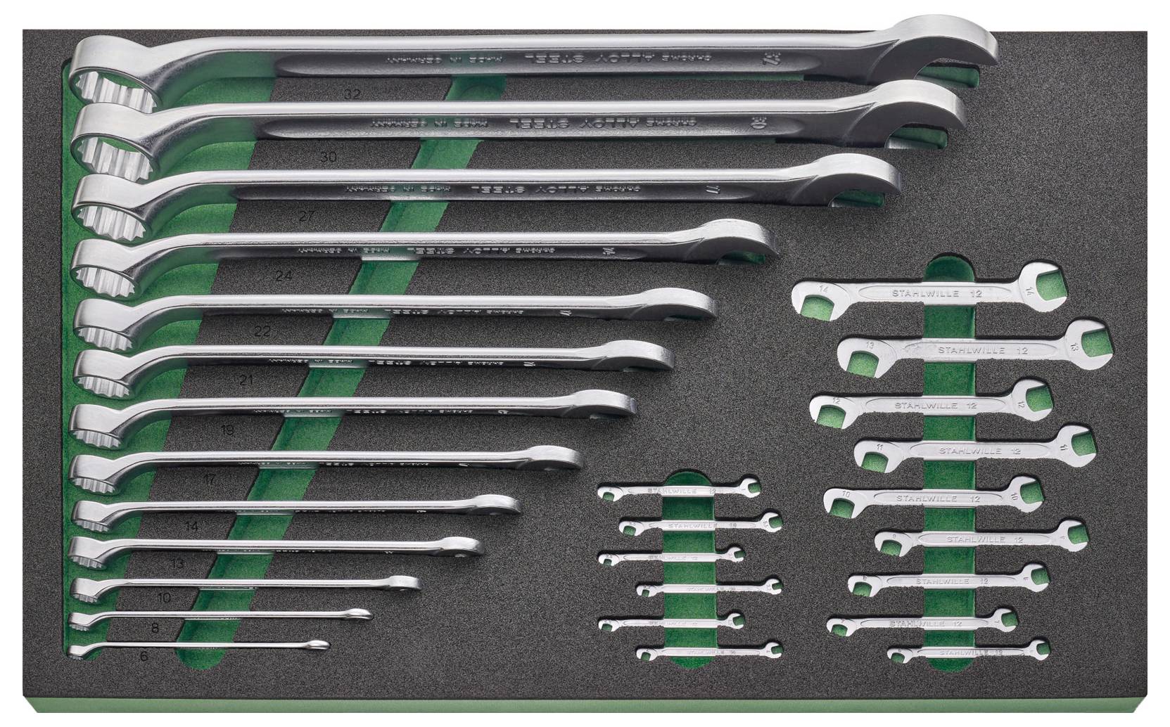 Satz verschieden großer Schraubenschlüssel in einem Schaumstofftablett organisiert. Einschließlich Standard- und Ringschlüssel, ordentlich vom größten zum kleinsten angeordnet.