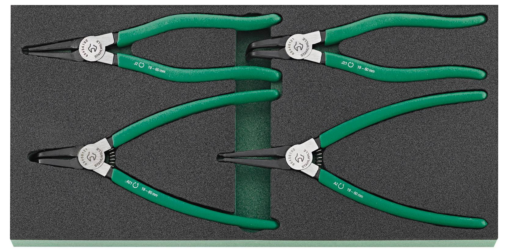 Ein ordentlich organisiertes Werkzeugset mit verschiedenen Handwerkzeugen, darunter Schraubenschlüssel, Schraubendreher, Innensechskantschlüssel, Hammer und ein Universalmesser-Set in einem Schaumstoffkoffer.