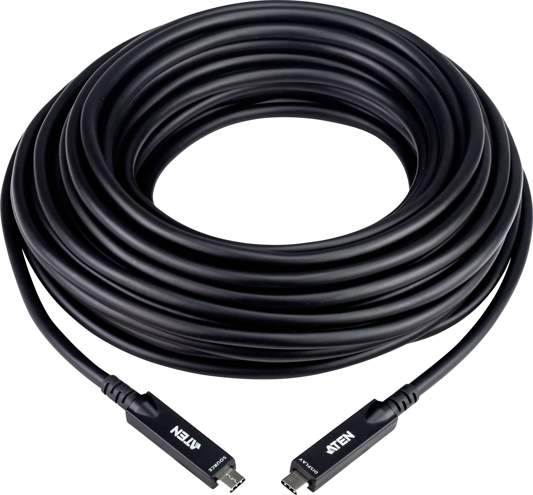 Ein aufgerolltes schwarzes USB-Kabel mit Anschlüssen an jedem Ende, auf einem weißen Hintergrund platziert.