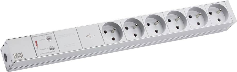 Eine Steckerleiste mit sechs Ausgängen und Überspannungsschutz, mit metallischer Oberfläche und der Beschriftung „BACHMANN
