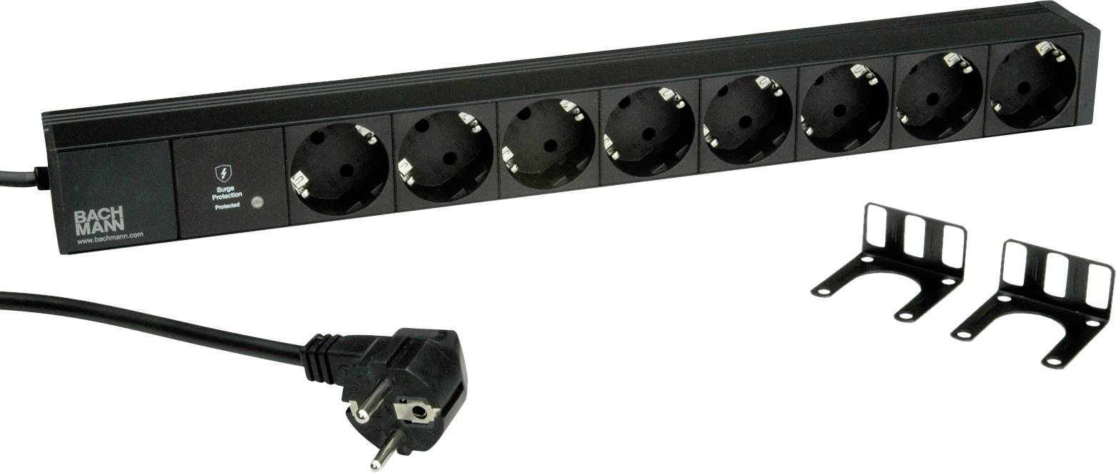 Eine schwarze Steckdosenleiste mit acht europäischen Steckdosen, ein Stromkabel mit Stecker und zwei Metallmontageklammern werden gezeigt.