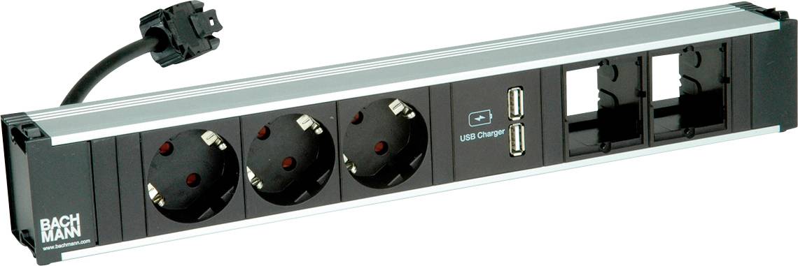 Steckerleiste mit drei europäischen Steckdosen, zwei USB-Ladeanschlüssen und zwei offenen Netzwerkports. Schwarzes Kabel mit angeschlossenem Stecker.