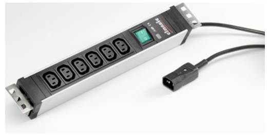 Eine silberfarbene Steckerleiste mit sechs Steckdosen, einem grünen Ein-/Ausschalter und einem angebrachten schwarzen Kabel mit Stecker.