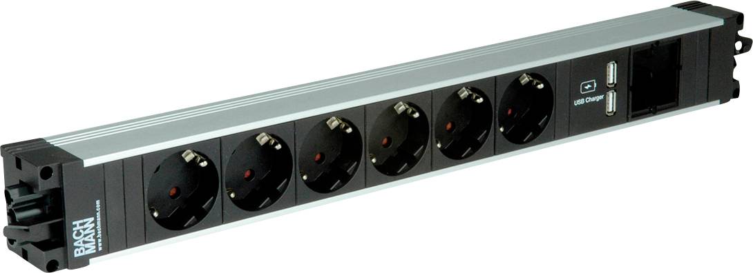 Eine silberne Steckdosenleiste mit sechs europäischen Steckdosen und einem Ein-/Ausschalter, die zur Stromverteilung auf mehrere Geräte verwendet wird.