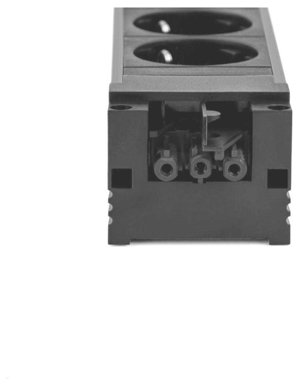 Endansicht einer schwarzen Steckdosenleiste mit drei Steckdosen, die interne Verdrahtung und Komponenten auf der rechten Seite zeigt.