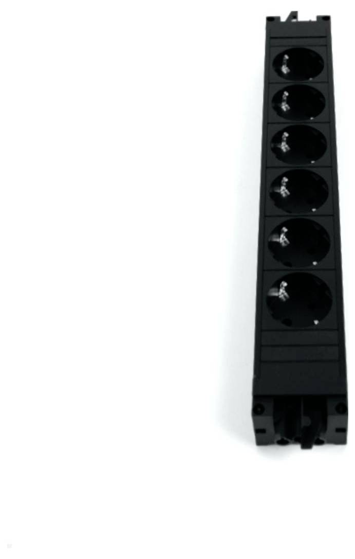 Eine schwarze Stromverteilerschiene mit sechs Steckdosen, vertikal angeordnet und nach vorne weisend.
