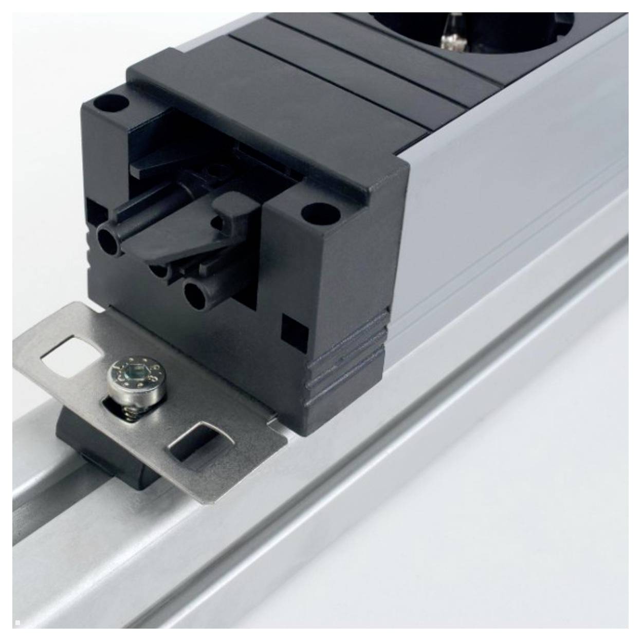 Nahaufnahme eines Linearführungssystems mit einem schwarzen Schlitten, der an einer grauen Schiene befestigt ist, mit sichtbarer Metallmontageklammer und Schraube.