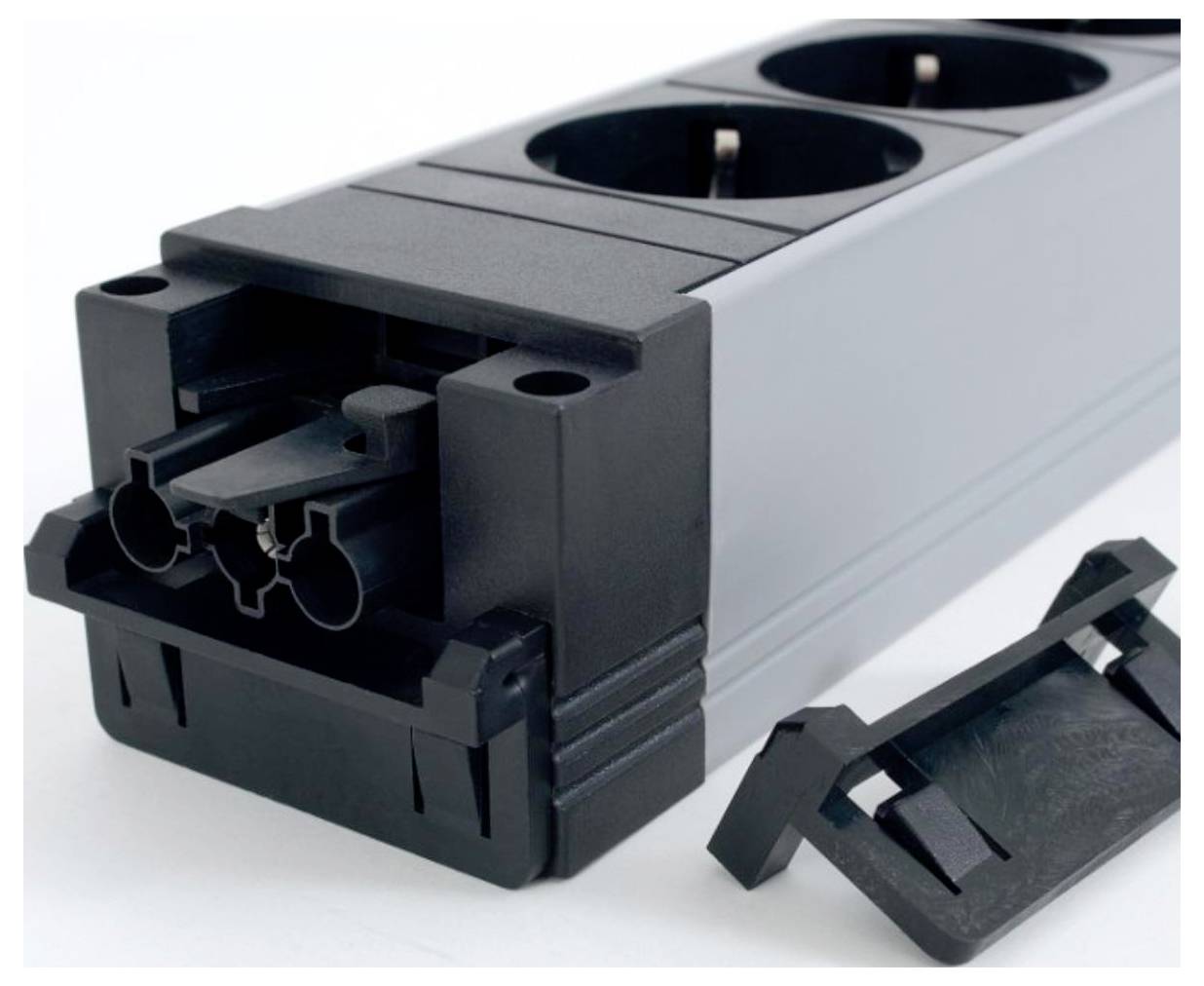 Ein Nahaufnahmebild einer grau-schwarzen Steckerleiste mit zwei sichtbaren Steckdosen. Die Abdeckung ist entfernt und zeigt den internen Stecker.