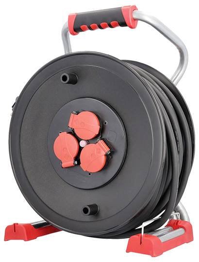 Eine schwarze Kabelrolle mit silbernem Griff und roten Elementen, auf der ein aufgewickeltes Stromkabel aufgewickelt ist. Sie verfügt über drei rote Steckdosen und rote Ständer.