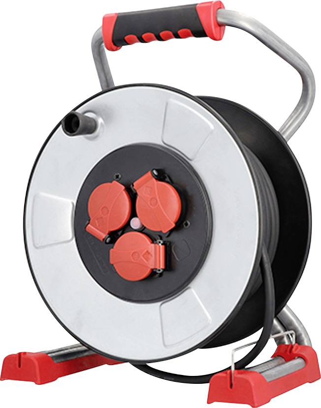 Eine silber- und schwarze Kabelrolle mit rotem Griff, ausgestattet mit drei roten Steckdosen an der Vorderseite, wird zum Verlängern elektrischer Verbindungen verwendet.