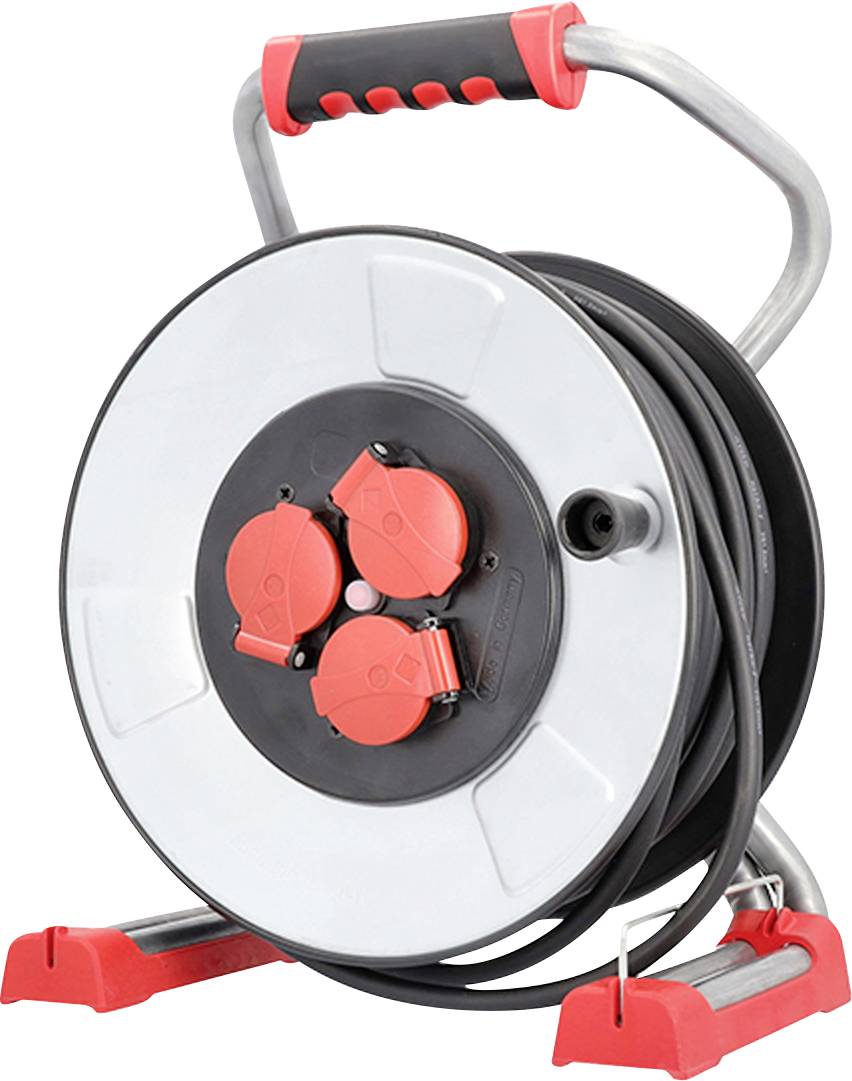 Metallische Kabelrolle mit drei roten Steckdosenschutzvorrichtungen und schwarzem um die Rolle aufgewickeltem Kabel. Verfügt über einen Griff und eine robuste Basis für einfachen Transport.